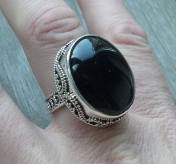 Zilveren ring cabochon Onyx gezet in bewerkte setting 18 mm